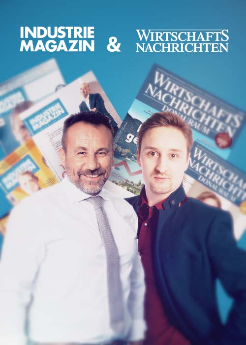 Zwei Männer in Anzügen und Krawatten stehen vor einem Magazincover von industriemagazin und Wirtschaftsnachrichen